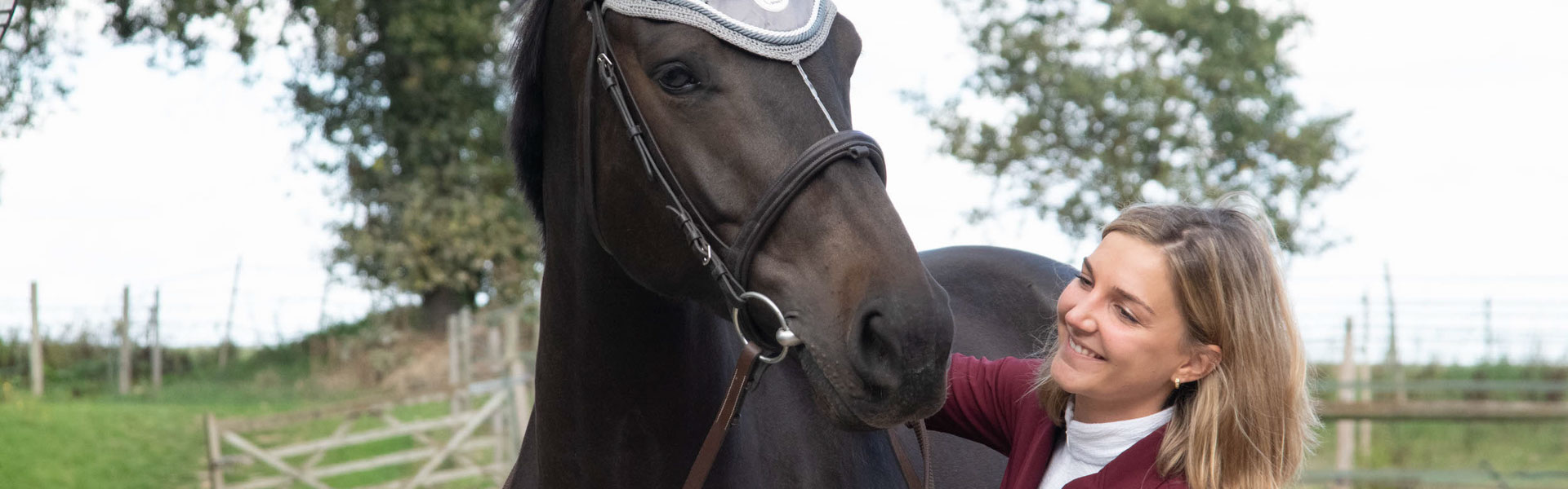 attacher bonnet cheval equitation correctement remonte gêne bouge oreille